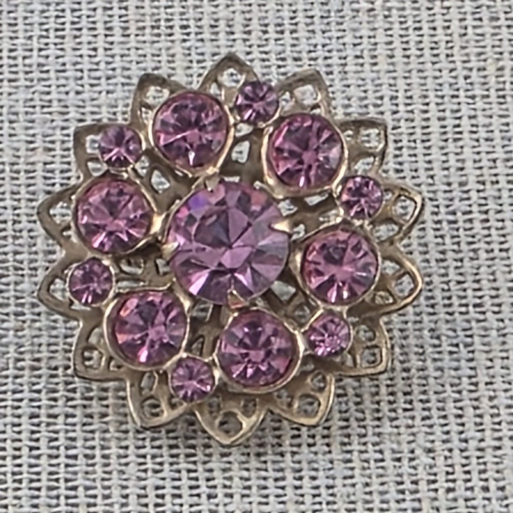 Vintage gold tone pink rhinestone cut out flower brooch pin Ornate Floral
